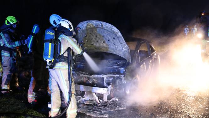 Bestuurder kan brandend voertuig net op tijd op kant zetten na kortsluiting 