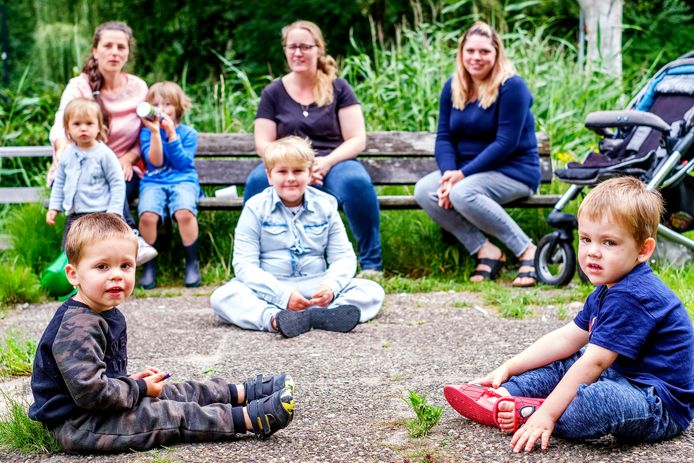 Van links naar rechts op de bank de moeders Maya Sampiemon met Masha (1,5) en David (4), Anna Russchen-Brader met Lorenzo (3) en Ryan (10) en Giselle met Sam (1).