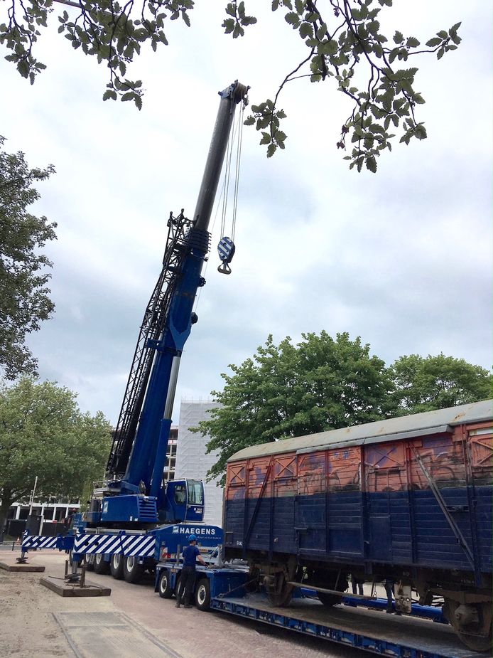Een fikse kraan kwam er aan te pas om het tonnen zware gevaarte op zijn plaats te zetten aan de Achtseweg Zuid in Eindhoven.