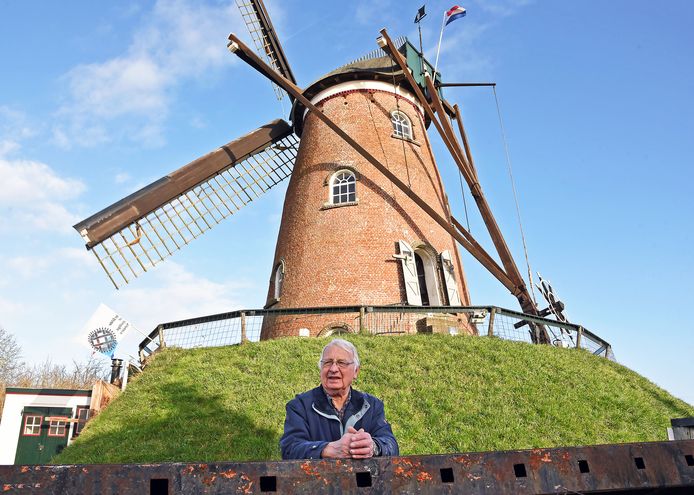 Molenaar Sjaak Herman bij de molen van Cadzand.