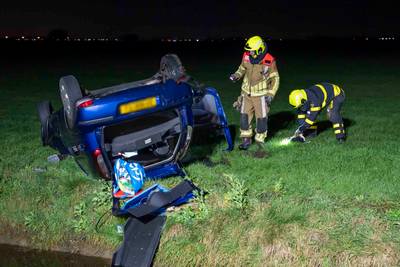 Vrouw ontwijkt dier en belandt met auto op zijn kop in Raamsdonk