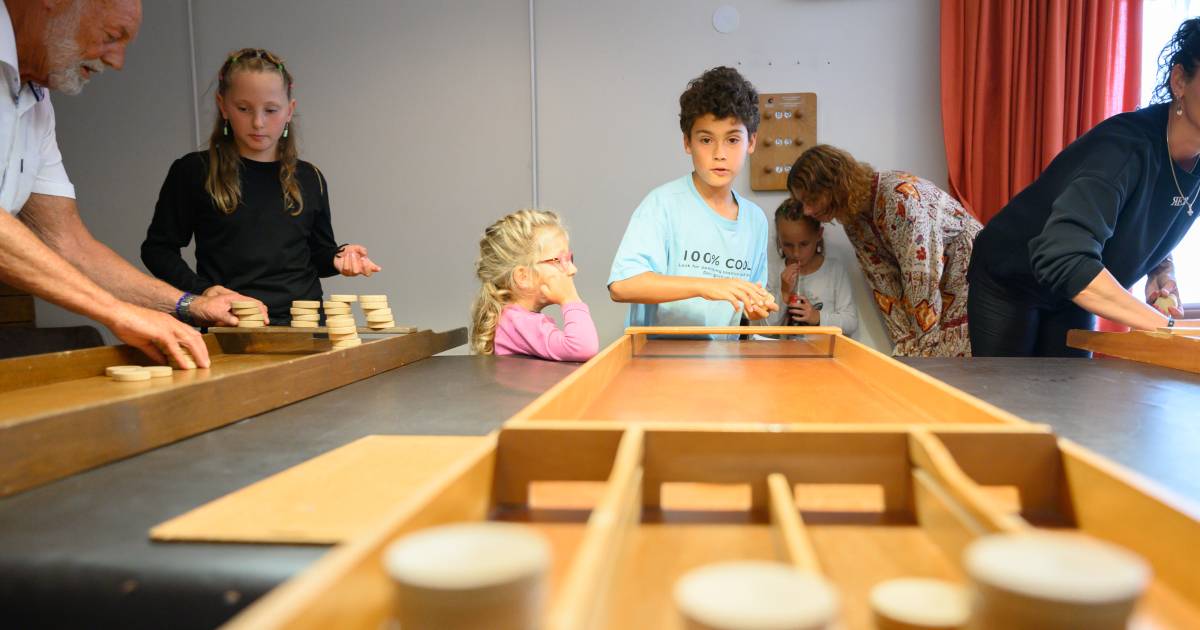 Sjoelen lijkt in Scharendijke heel serieus met een open sjoelkampioenschap: 'Eigenlijk gaat het om s