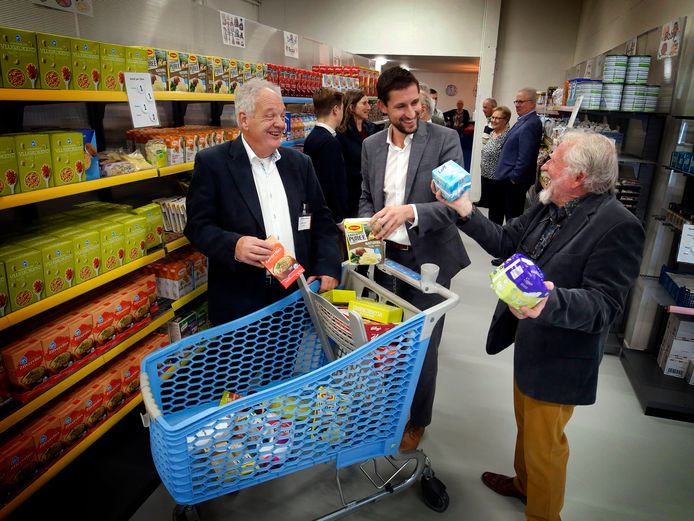 Oud-voorzitter Arie van Hoven (rechts) en voorzitter Arie de Bruin leggen wethouder Eelke Kraaijeveld uit hoe de voedselbank tegenwoordig te werk gaat.