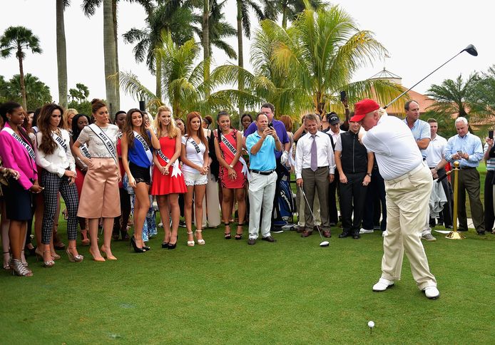 'The Donald' sloeg in januari 2015 een balletje op zijn golfresort in Miami. De kandidates van Miss World waren aandachtige toeschouwers.  Het Miss World-gala werd op het Trump National Doral georganiseerd.