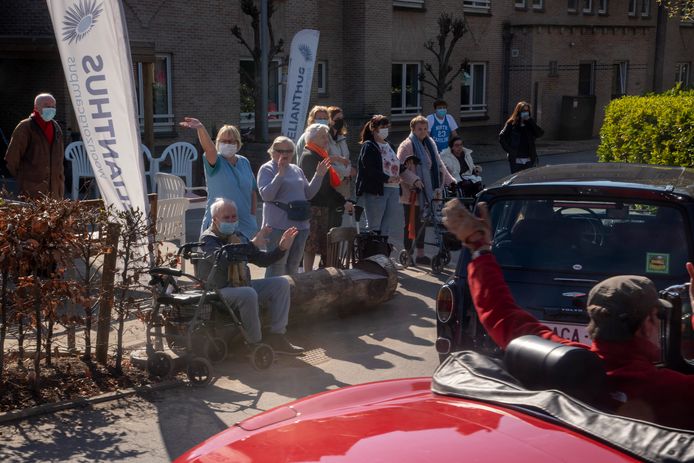 Oldtimers worden hartelijk onthaald aan Helianthus in Melle.