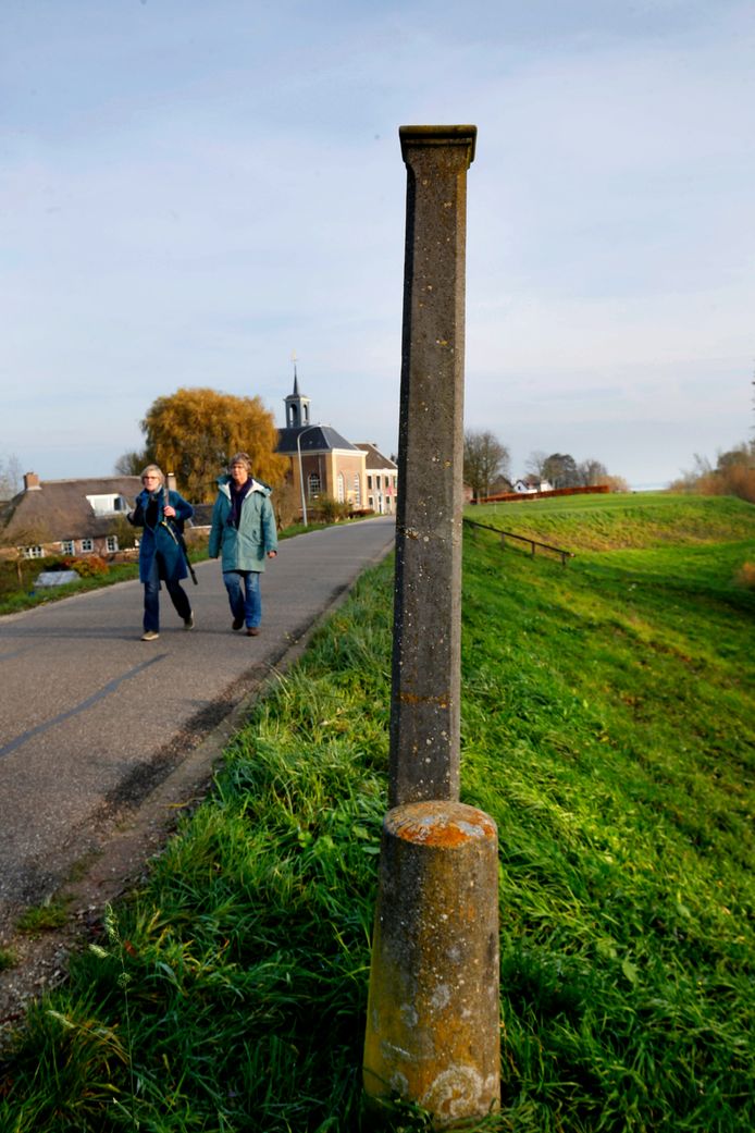 De grenspaal aan de Merwededijk.