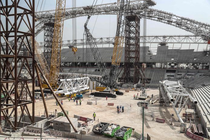 Arbeiders aan het werk om het Al-Wakrah Stadium, ontworpen door de Iraaks-Britse architect Zaha Hadid te bouwen.