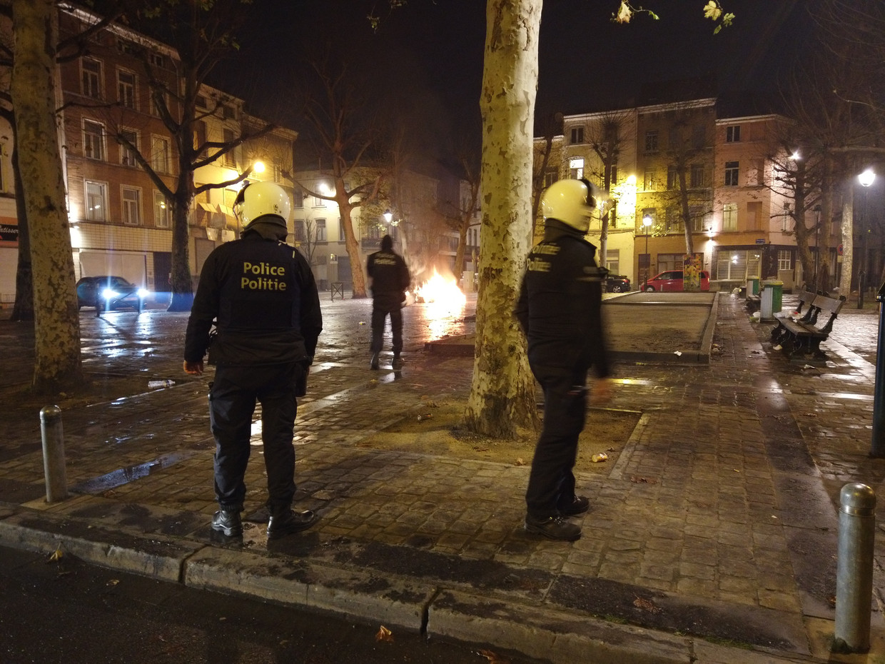 Een stapel brandend afval op een plein in Anderlecht. De daders zijn verdwenen. Beeld Stéphanie Romans