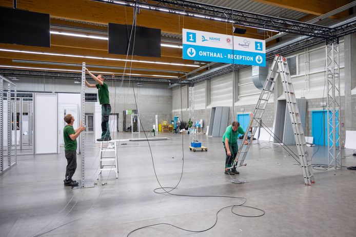 Beeld van de afbraak van het vaccinatiecentrum in Hamme.