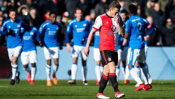 Vreugde bij de PSV-spelers, treurnis bij Jens Toornstra.