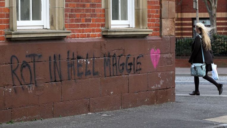 Een graffiti met 'Rot in hell Maggie' in Belfast. Beeld afp