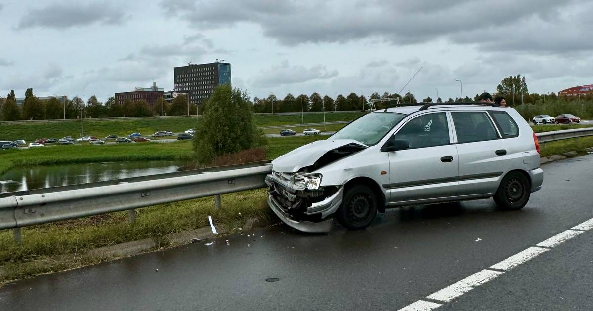 Auto op vangrail geklapt langs A4 bij Den Haag