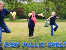 Zo blij zijn ze bij zwembad Meekenesch in Lichtenvoorde dat zwemmers weer welkom zijn