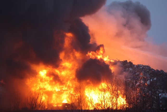 Brandweer Verwacht Woensdag Nog Hele Dag Bezig Te Zijn Met Blussen In Den Bosch Hoogst Uitzonderlijk Materieel Gebruikt Den Bosch Vught Bd Nl