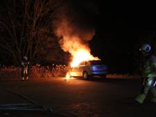 Geparkeerde auto gaat in vlammen op in Leerdam
