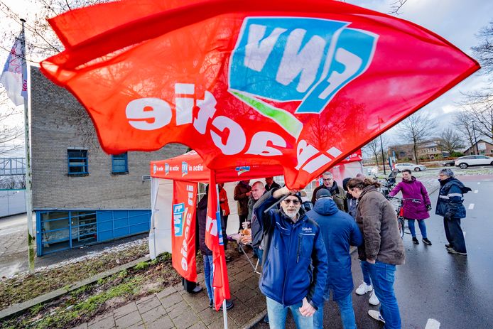 Staking duizenden buschauffeurs, machinisten en conducteurs in het streekvervoer. Aktie FNV aan de Wapenrustlaan in Apeldoorn.