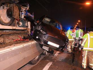 Spectaculair ongeval in Beveren: auto belandt bovenop vrachtwagen