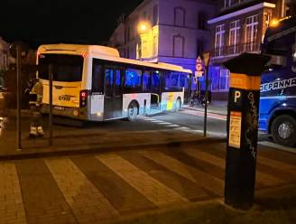 Lijnbus knalt tegen sokkel in Gent, oliespoor op de baan 