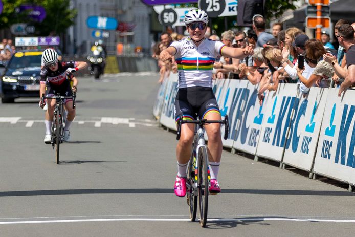 Zoë Backstedt wint de Ronde van Vlaanderen voor meisjes junioren. Ook Auke De Buysser juicht want zij is de beste bij de nieuwelingen.