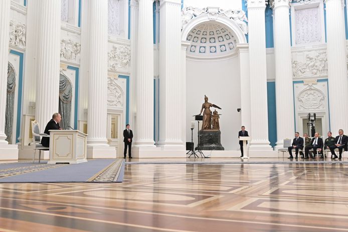 De Russische president Poetin (links) tijdens een bijeenkomst met zijn adviseurs.