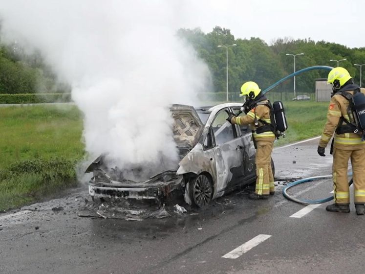 Auto vat vlam tijdens het rijden op de A12