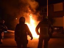 Brandstichting: vlammen slaan hoog uit auto in Doetinchemse woonwijk