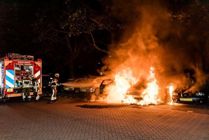 Drie auto's verwoest door brand in Tilburg.