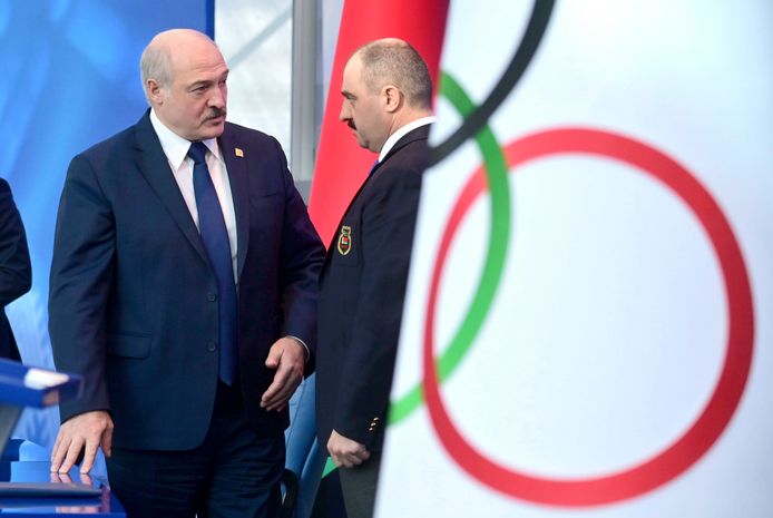 President Aleksandr Loekasjenko (links) met zijn oudste zoon Viktor, die het Olympisch Comité van Wit-Rusland voorzit.