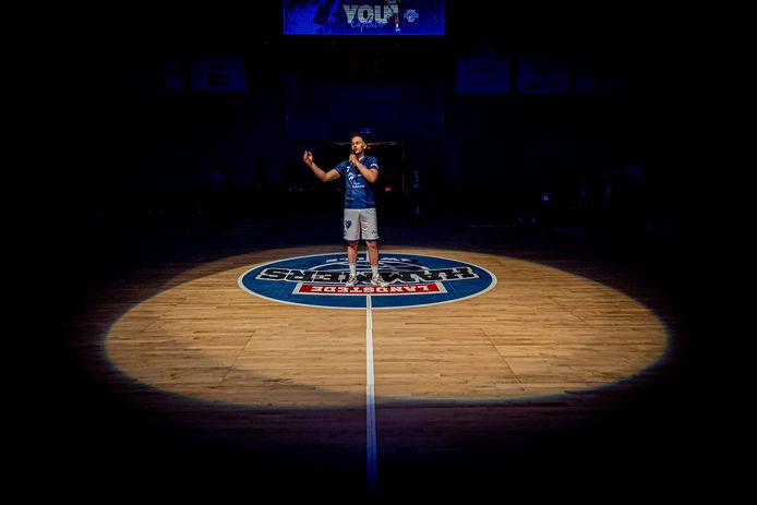 Nigel van Oostrum bij zijn afscheidswoord, op de middencirkel in het Landstede Sportcentrum.