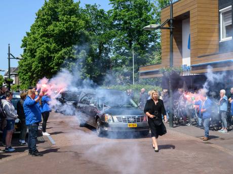 Bengaals vuur en verslagenheid in Haaksbergen bij laatste tocht van ‘een lieverd’