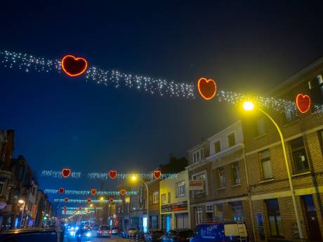 Gallifortlei in Deurne vervangt kerstverlichting door sfeerverlichting voor Valentijn
