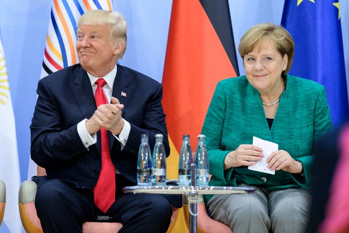Donald Trump en Angela Merkel, glimlachend voor de camera's.