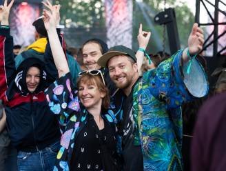 Festivalgangers trotseren opnieuw onweer op Extrema Outdoor: “jammer van de regen, maar de muziek, het decor…ik heb de tijd van mijn leven” 