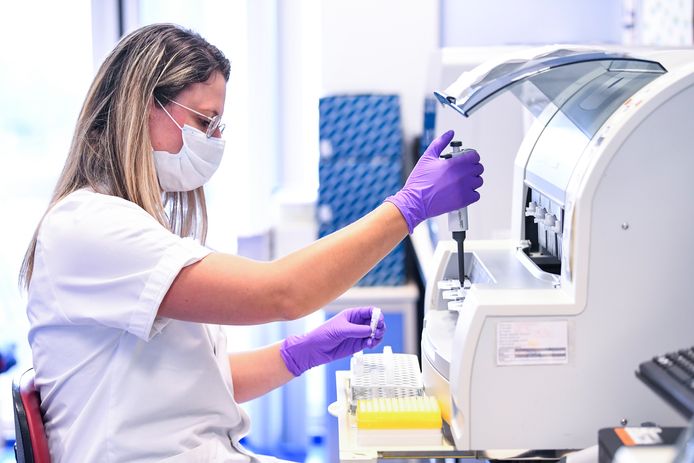 Une laborantine teste les agents pathogènes par réaction en chaîne par polymérase (PCR) à l'hôpital CHR de Liège. Les tests PCR fonctionnent en détectant le matériel génétique spécifique du virus.