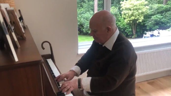 Paul Harvey (79) aan de piano.