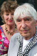 Aat Veldhoen met zijn echtgenote Hedy d'Ancona. Veldhoen werd 84 jaar.