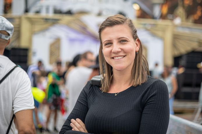 Anouk Winant coordina il team di riciclaggio e pulizia di Tomorrowland.