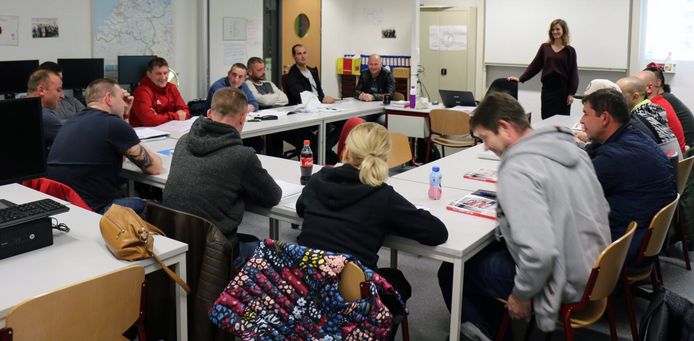 Werknemers van uitzendorganisatie Europe@work krijgen Nederlandse les die aansluit op hun dagelijks werk.
