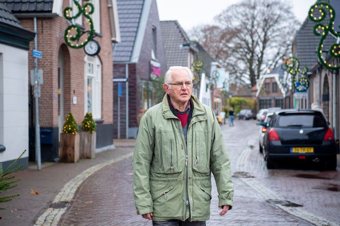 Al wandelend door Gramsbergen heeft Gerrit Reinders een beeld geschetst van het stadje anno 1948 en dat opgetekend in een bijna 400 bladzijden dik boek.