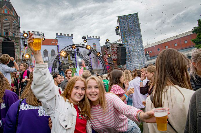 En ja, het weer is er niet naar, en nee, het kan nog niet volle bak. Toch is het een mooi feest. ,,Fijn dat het kan.”