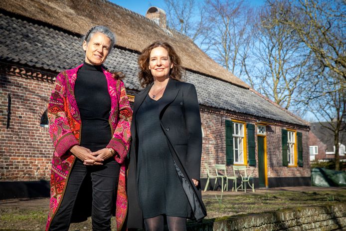 De Eindhovense Claudia van het Kaar (l) en de Veldhovense Isabel Timmers schreven samen het boek 'Boobs'.
