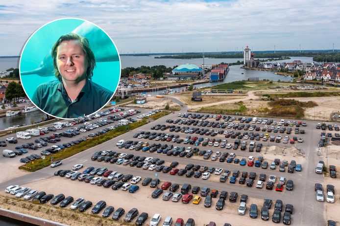 Uit de parkeercijfers van de gemeente Harderwijk blijkt dat de bezoekersaantallen van het Dolfinarium vorig jaar een opleving beleefden. Fotorondje: Alex Tiebot, parkmanager van het Dolfinarium.