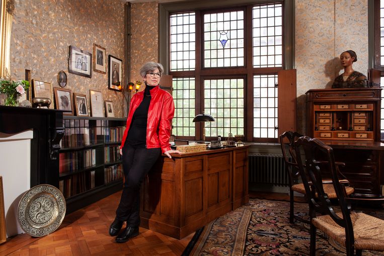 Helen Henny in de voormalige studeerkamer van Maria Montessori aan de Koninginneweg.  Beeld Friso Keuris