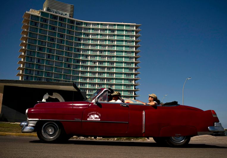 Een oude Amerikaanse auto rijdt langs hotel Riviera in Havana, dat wordt geleid door het Spaanse Iberostar.  Beeld AP