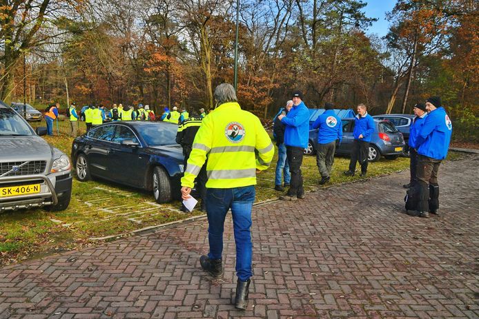 Agenten en leden van het Veteranen Search Team houden een zoekactie in Waalre.