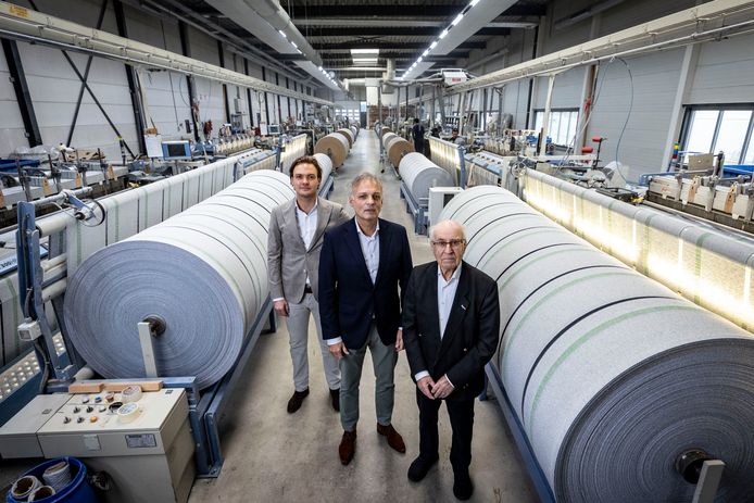 Drie generaties van Zwartz op rij te midden van enorme rollen met poetsdoek: Roderik (links), Ronald (midden) en Herbert (rechts).