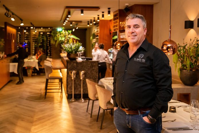 Eigenaar Kosta Tasi in zijn restaurant La Dolce Vita aan de Dommelstraat.