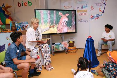 Prinses Laurentien leest voor op azc Gilze: ‘Het woord bang kwam vaak naar voren’
