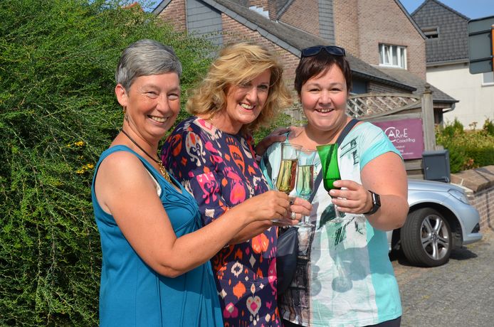 Buurvrouwen Carine, Hyacintha en Evy uit Denderleeuw klinken op hun verjaardag, die op dezelfde dag valt.