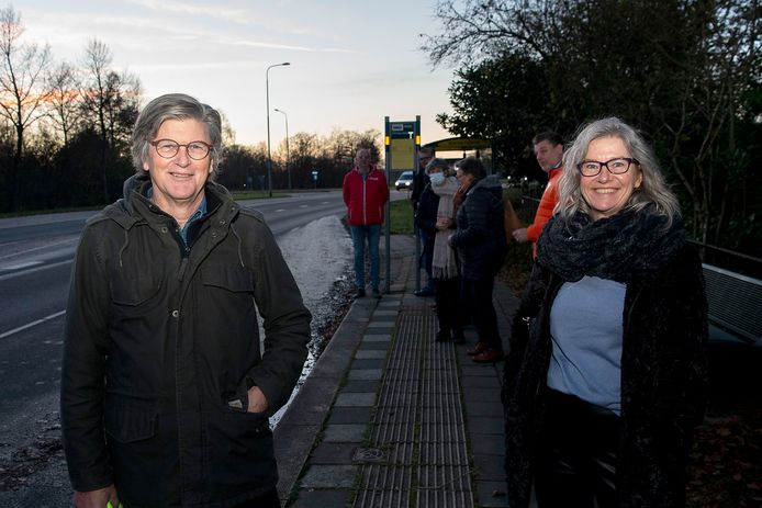 Henk Brouwer en Anja Rouwenhorst trekken samen op om een ludieke actie te organiseren, in de hoop de buslijn te redden.